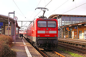 Eine Lok der Baureihe 112 im Bahnhof Bad Oldesloe