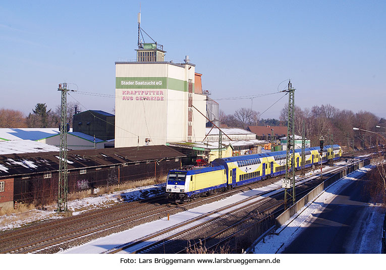 Ein Metronom-Zug im Bahnhof Tostedt