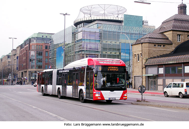 Hochbahn Gelenkbus mit fünf Türen - der Hochbahn Fünftürer - Hamburg Hbf