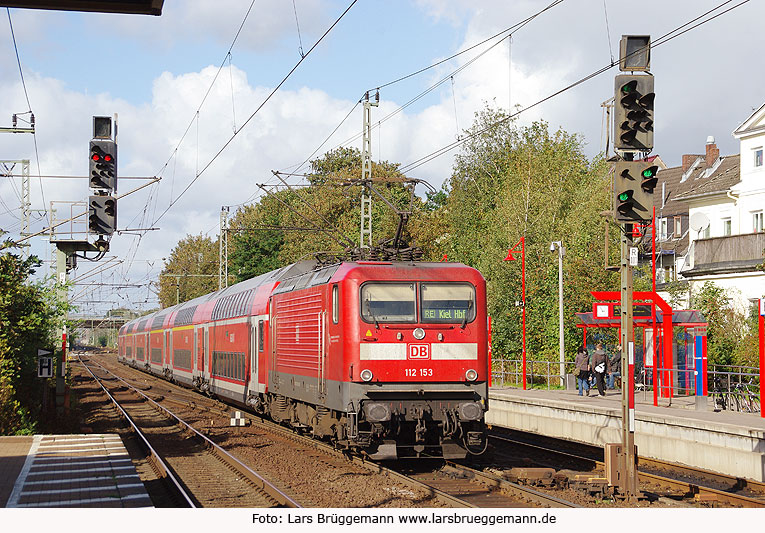 Ein Regionalexpress im Bahnhof Elmshorn mit der Baureihe 112