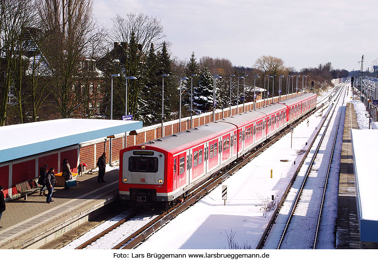 Die DB Baureihe 472 der S-Bahn Hamburg GmbH im Bahnhof Billwerder Moorfleet