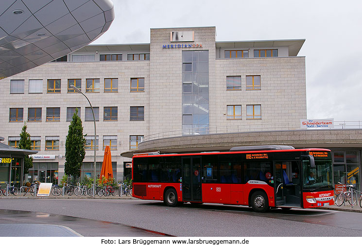 Ein Autokraft Bus in neuer roter Farbgebung - Am Bahnhof Hamburg - Poppenbüttel
