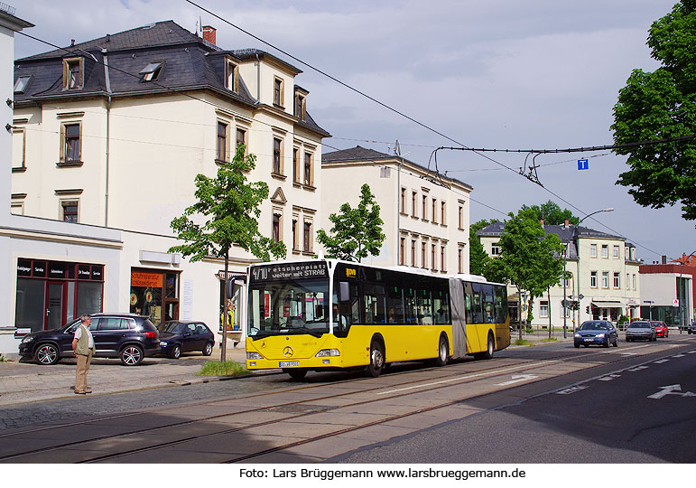 Ein DVB Bus in Dresden an der Haltestelle Altenberger Straße in Striesen