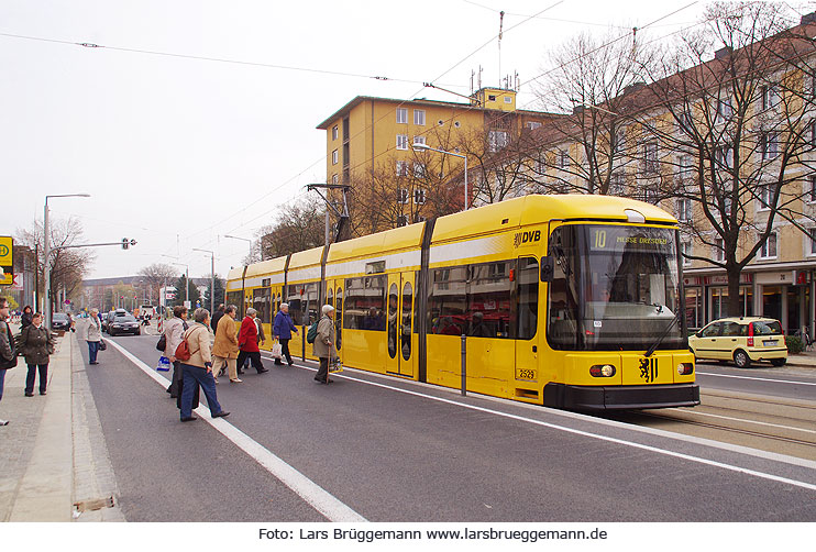 Die Dresdener Straßenbahn in der Borsbergstraße - Ein NGT6DD