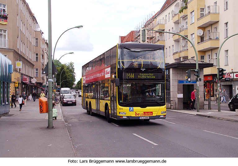 Ein Berliner Doppeldeckerbus an der Haltestelle Hermannstraße