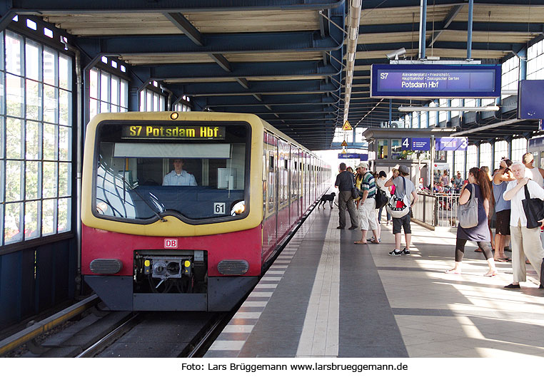 Die Berliner S-Bahn im Bahnhof Jannowitzbrücke