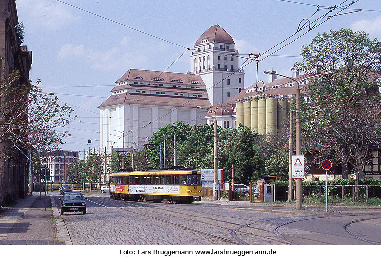 Tatra Straßenbahn in Dresden beim wenden im Gleisdreieck