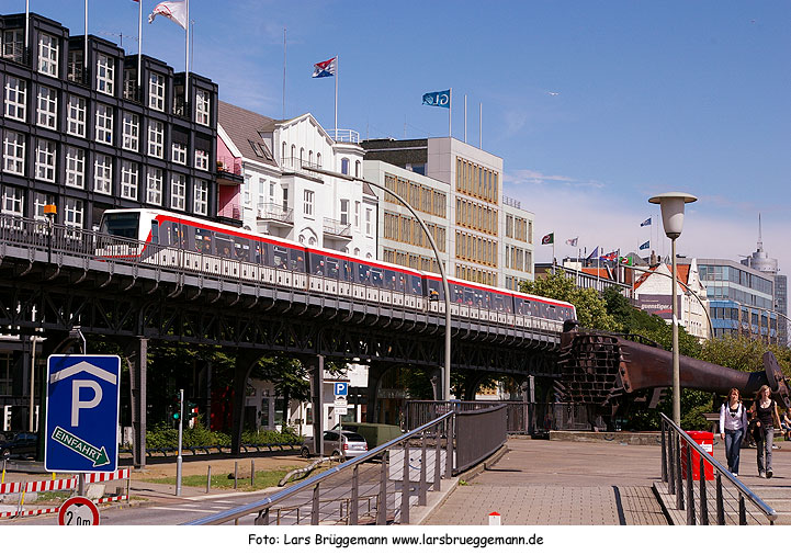 Hamburger Hochbahn am Hafen