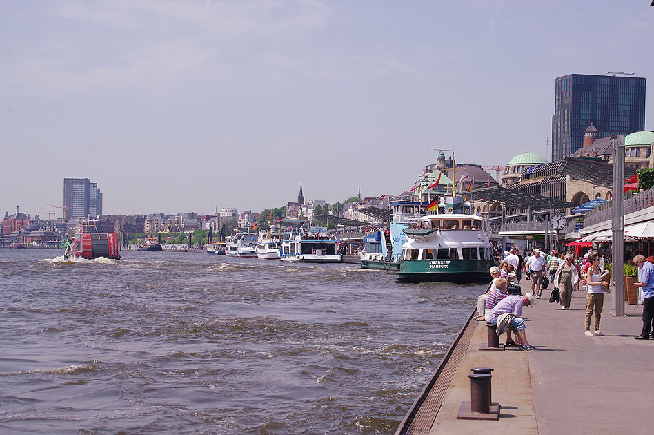 Die St. Pauli Landungsbrücken in Hamburg - Das Sinnbild für Urlaub in Hamburg