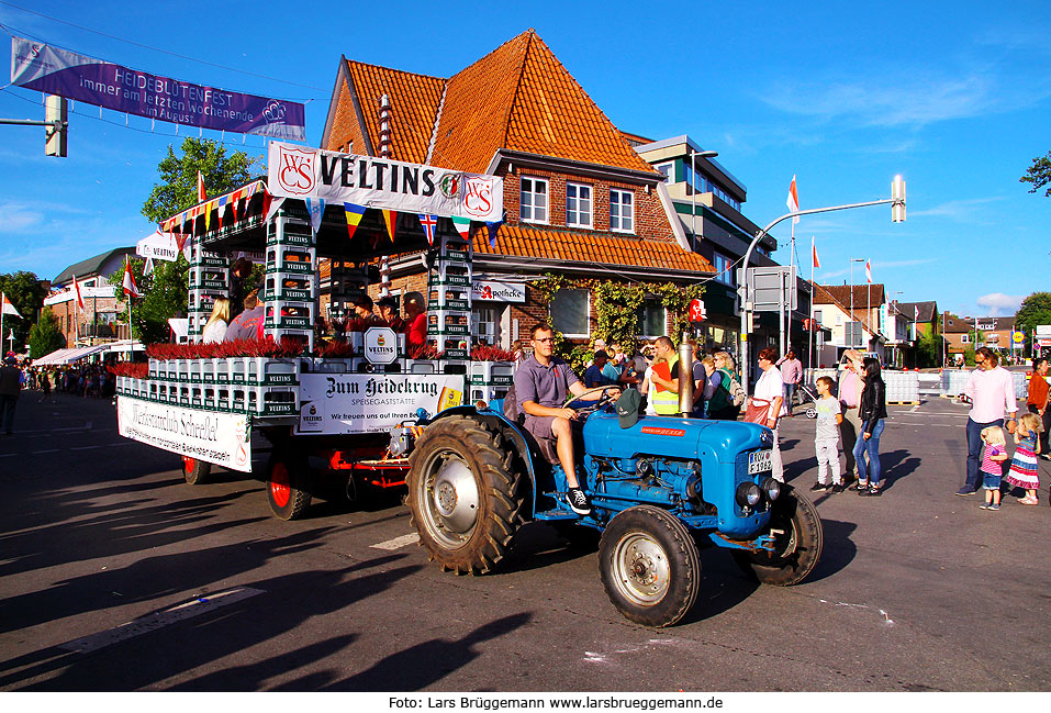 Der Festumzug zum Heideblütenfest in Schneverdingen mit der Krönung der Heidekönigin - Ein Fordson Dexta Traktor