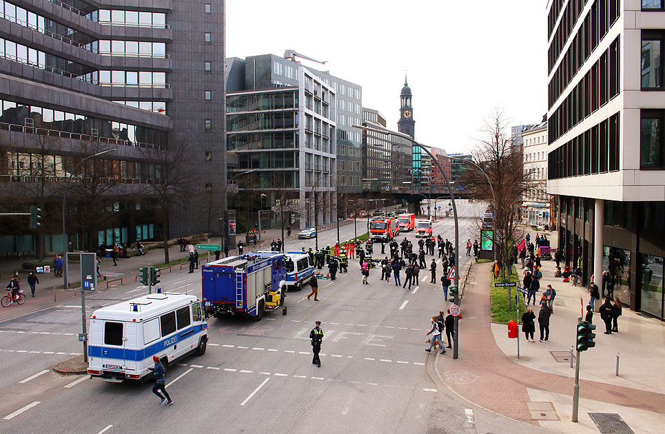 Eine Extinction Rebellion Straßenblockade in Hamburg auf der Willy-Brandt-Straße
