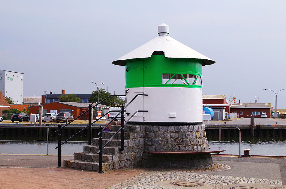 Ein Molenfeuer in den Farben grün und weiß im Hafen von Büsum an der Nordsee in Schleswig-Holstein