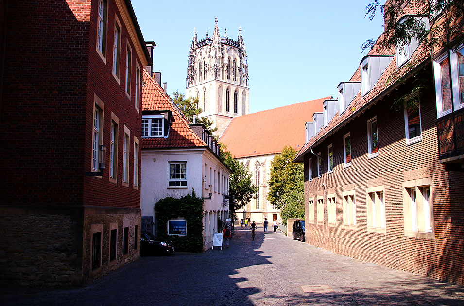 Die Straße Spiegelturm, der Überwasserkirchplatz und die Liebfrauen-Überwasserkirche in Münster