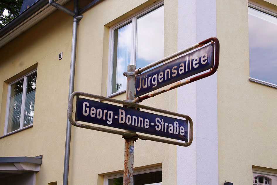 Zwei Straßenschilder in Hamburg-Nienstedten die Jürgensallee und Georg-Bonne-Straße