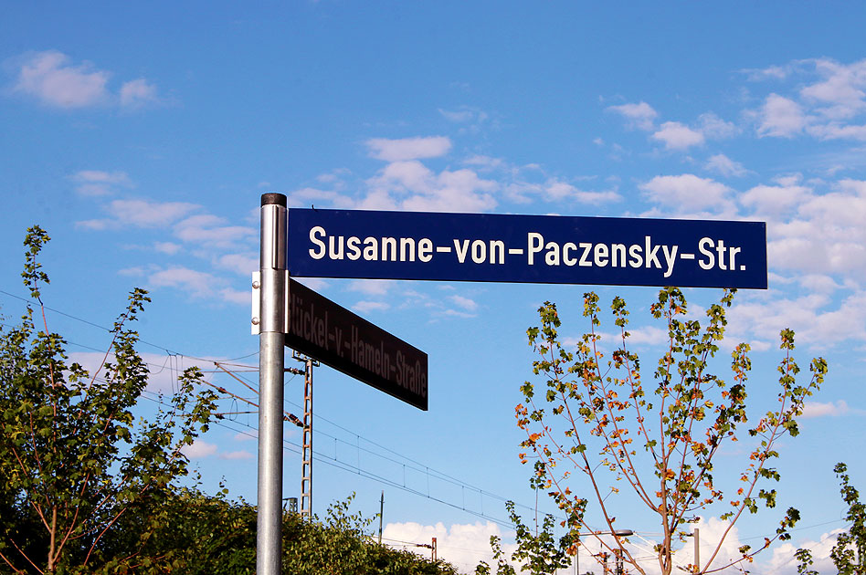 Ein Straßenschild der Susanne-von-Paczensky-Straße in Neue Mitte Altona
