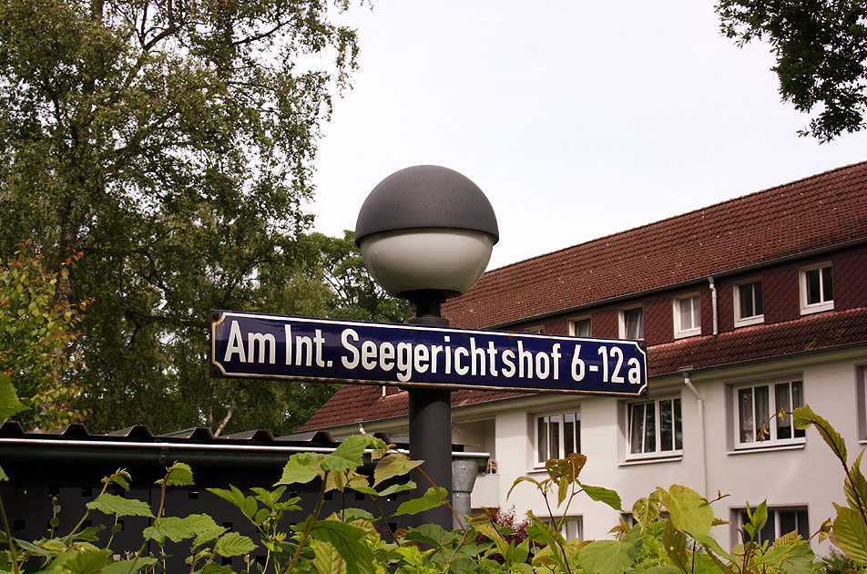 Ein Straßenschild in Hamburg-Nienstedten - Am Internationalen Seegerichtshof 6 - 12a