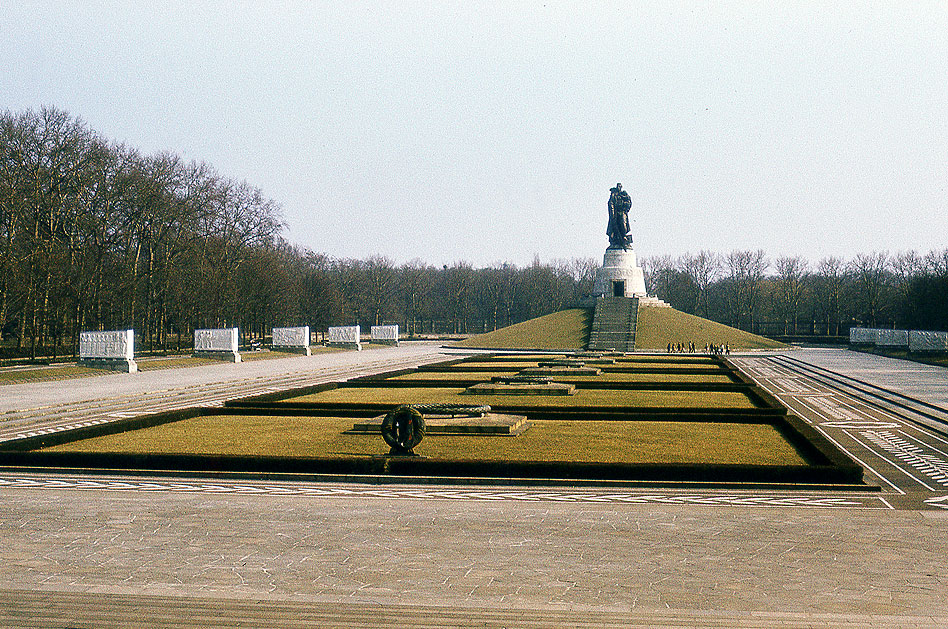Der Treptower Park mit dem sowjetischen Ehrenmal in Ost-Berlin
