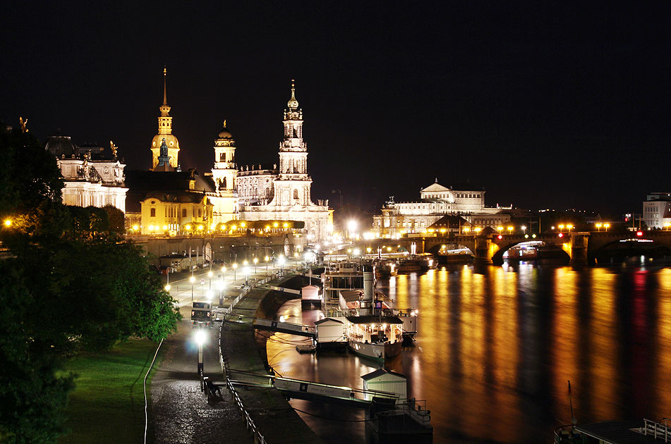 Der Blick von der Carolabrücke bei Nacht auf das Terrassenufer in Dresden