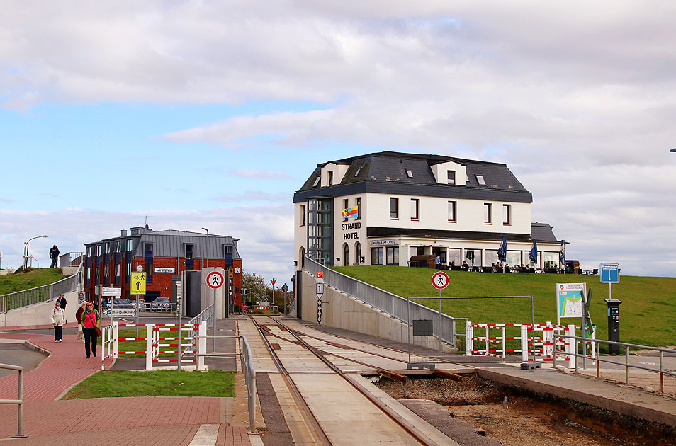 Am Bahnhof Dagebüll Mole der Deichschart und das Strandhotel