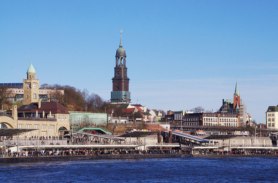 Die Landungsbrücken in Hamburg mit dem Michel und der schwedische Seemannskirche (Gustav-Adolf-Kirche)
