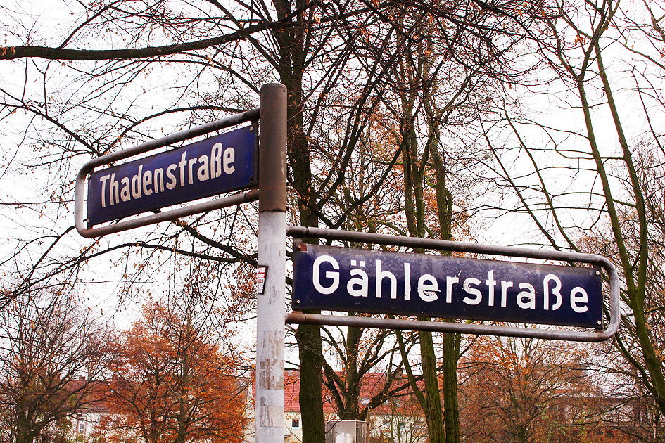 Zwei Straßenschilder: Links die Thadenstraße und rechts die Gählerstraße in Hamburg-Altona-Altstadt