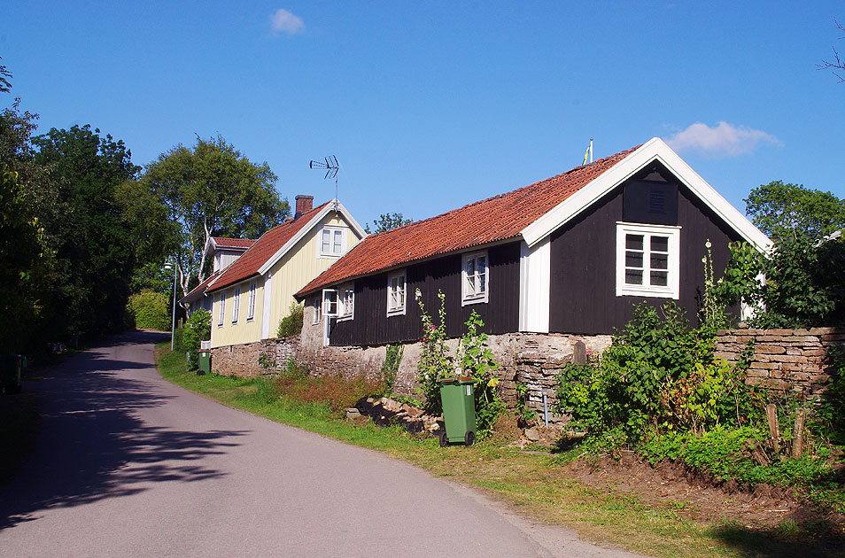 Eine Straße mit Häusern in Vickleby auf Öland in Schweden