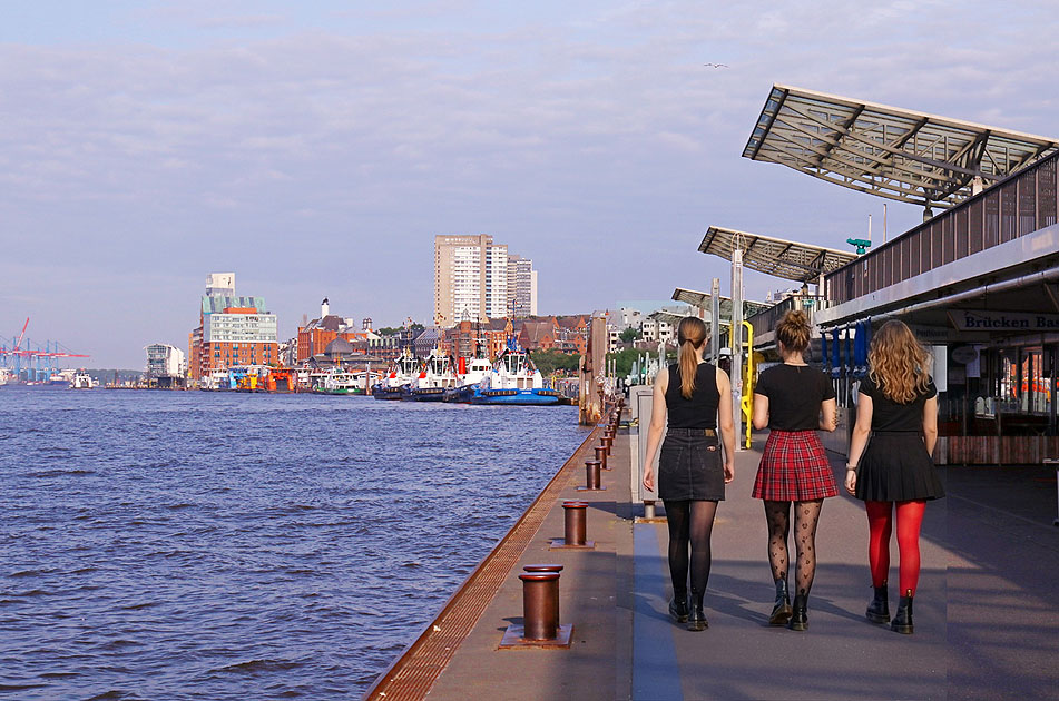 Die Elbe und der Anleger St. Pauli Landungsbr&uuml;cken in Hamburg