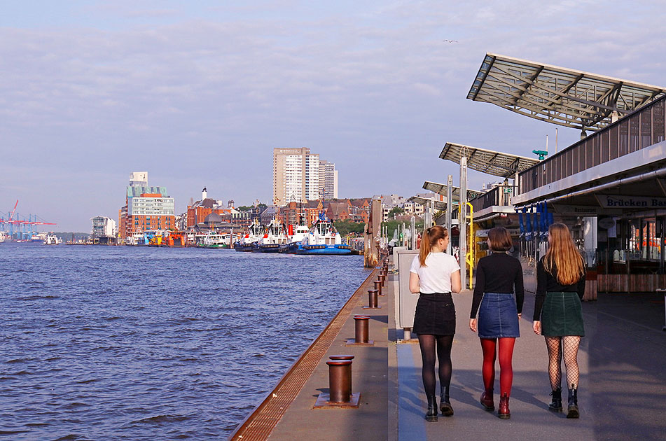 Die Elbe und der Anleger St. Pauli Landungsbr&uuml;cken in Hamburg