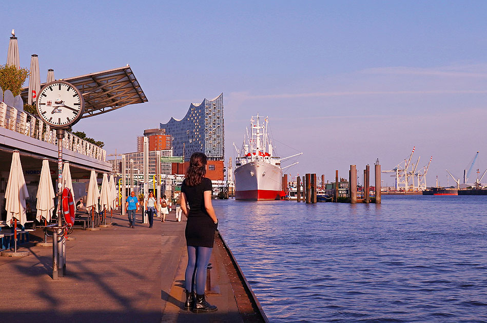 Der Anleger an den St. Pauli Landungsbr&uuml;cken in Hamburg mit der Elbphilharmonie