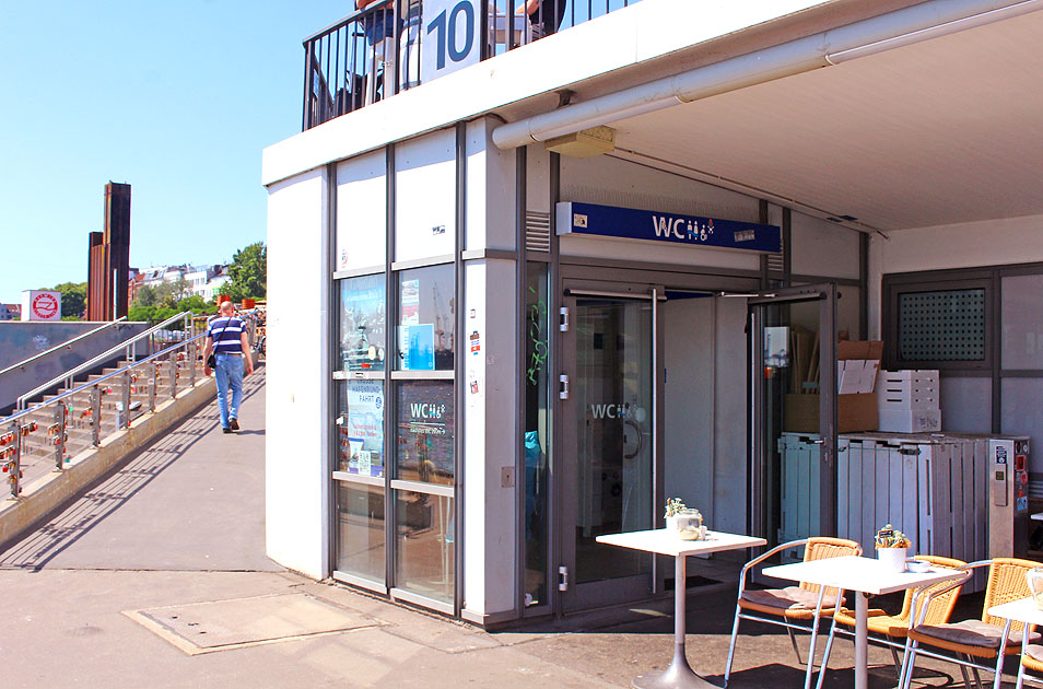 Das WC - Die Toilette an der Br&uuml;cke 10 von den St. Pauli Landungsbr&uuml;cken