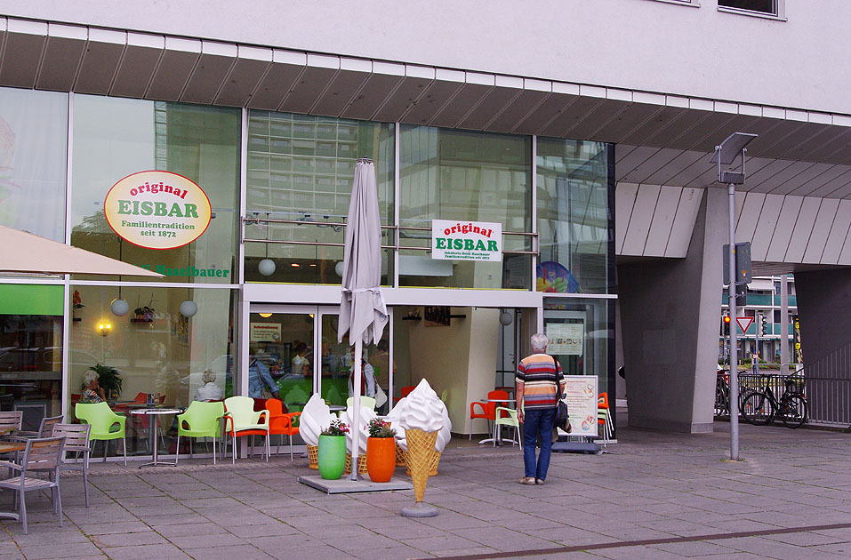 Die Original Eisbar von Heidi Haselbauer in der Prager Stra&szlig;e in Dresden