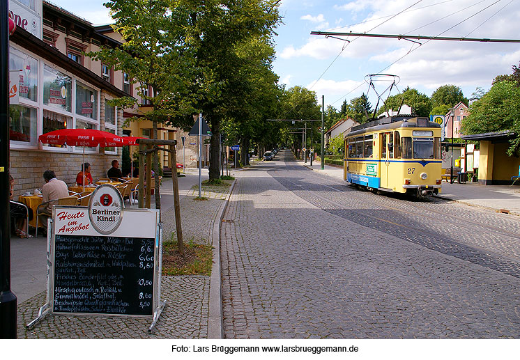 Die Woltersdorfer Straßenbahn an der Haltestelle Woltersdorf Schleuse