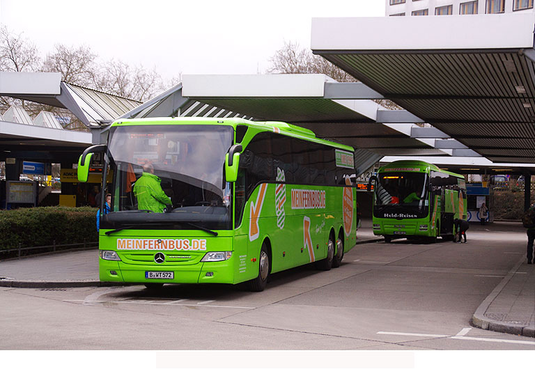 Ein Bus von Meinfernbus in Berlin ZOB - MB Tourismo RHD-L