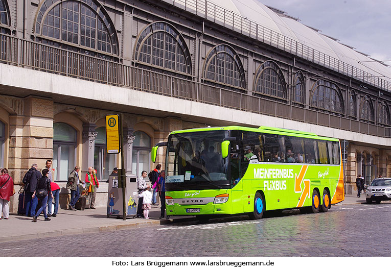 Fernbus von Meinfernbus Flixbus am Dresdener Hbf an der Fernbushaltestelle