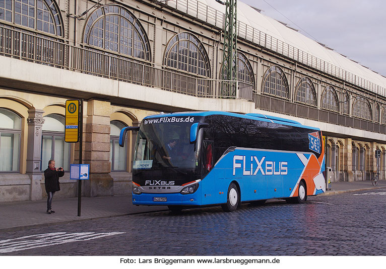 Fernbus von Flixbus an der Haltestelle Dresden Hbf - Setra S 516 HD/2