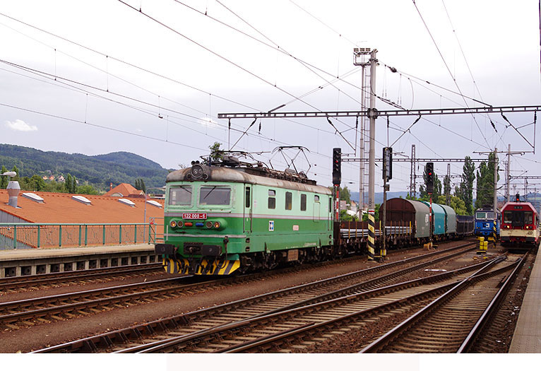 Die CD Lok 122 008-6 im Bahnhof Decin (Tetschen)