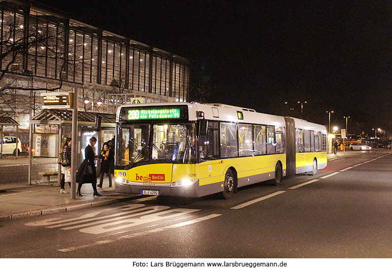 Ein BVG Solaris Bus am Bahnhof Zoo