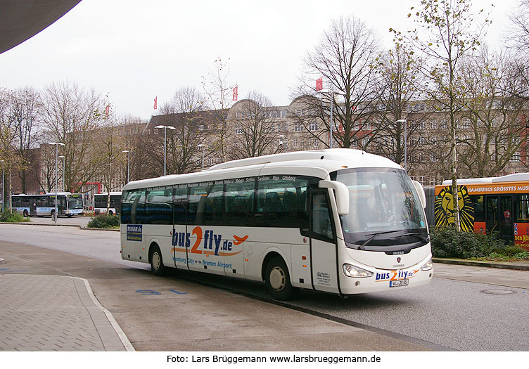 Ein Bus von Bus2Fly auf dem Hamburger ZOB