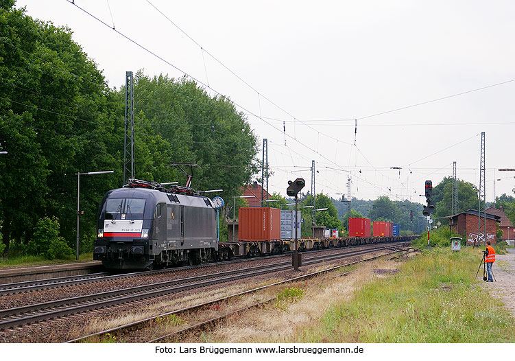 Ein Güterzug mit einer MRCE-Dispolok im Bahnhof Radbruch