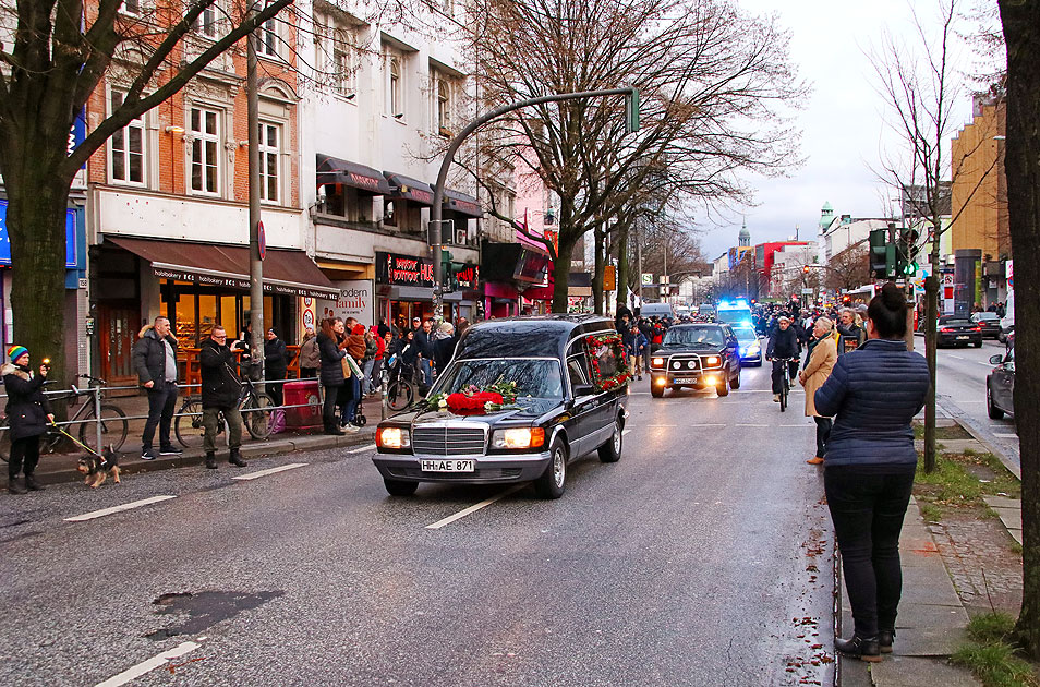 Die letzte Fahrt von Jan Fedder &uuml;ber die Reeperbahn nach der Trauerfeier im Michel