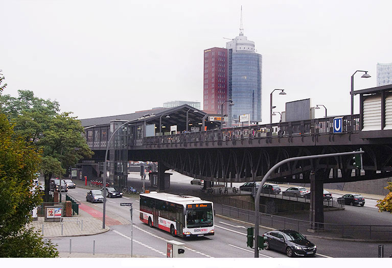 Hochbahn U-Bahn Haltestelle Baumwall mit der Buslinie 111 in Hamburg