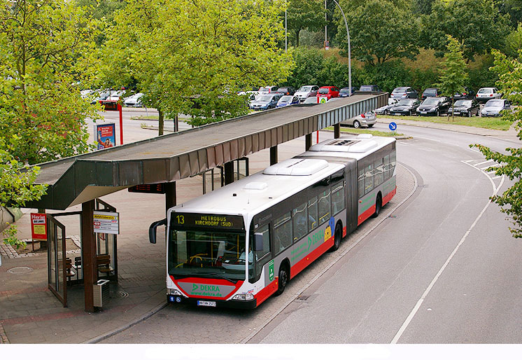 Ein Hochbahn Bus am Bahnhof Wilhelmsburg