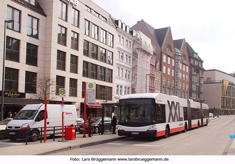 Hamburg Doppelgelenkbus Buslinie 5 Haltestelle U-Bahn Stephansplatz