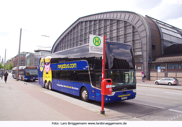 Foto ein Megabus vor dem Hamburger Hauptbahnhof
