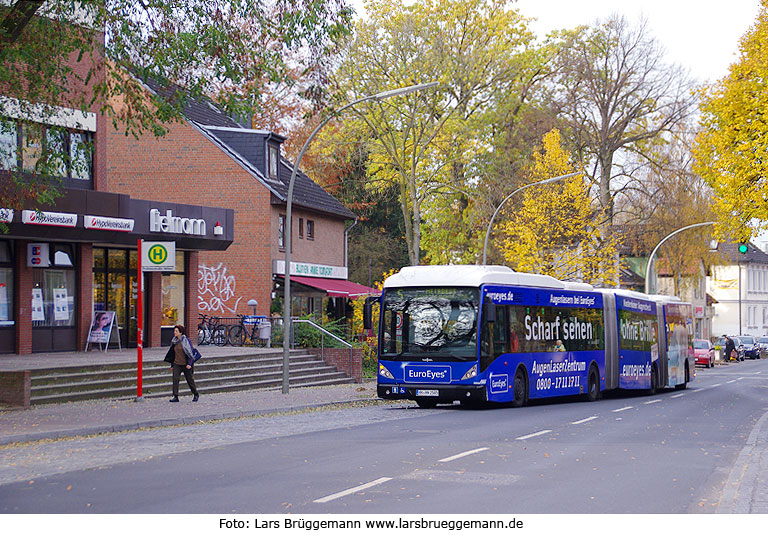 Ein Van Hool Doppelgelenkbus an der Haltestelle Frohmestraße (Mitte)