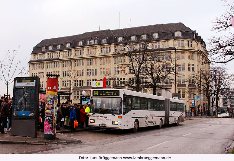 Ein SEV Bus vor dem Hamburger Hauptbahnhof im Hintergrund das Bieberhaus in Hamburg