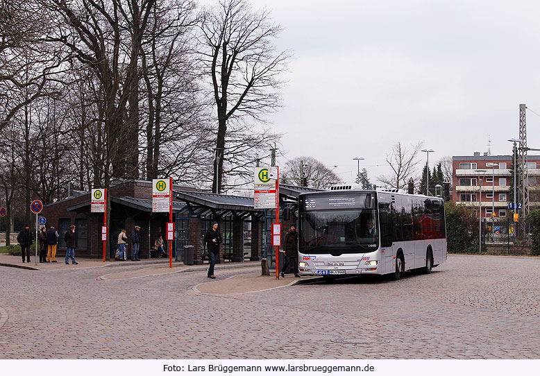 Ein VHH Bus am Bahnhof Ahrensburg