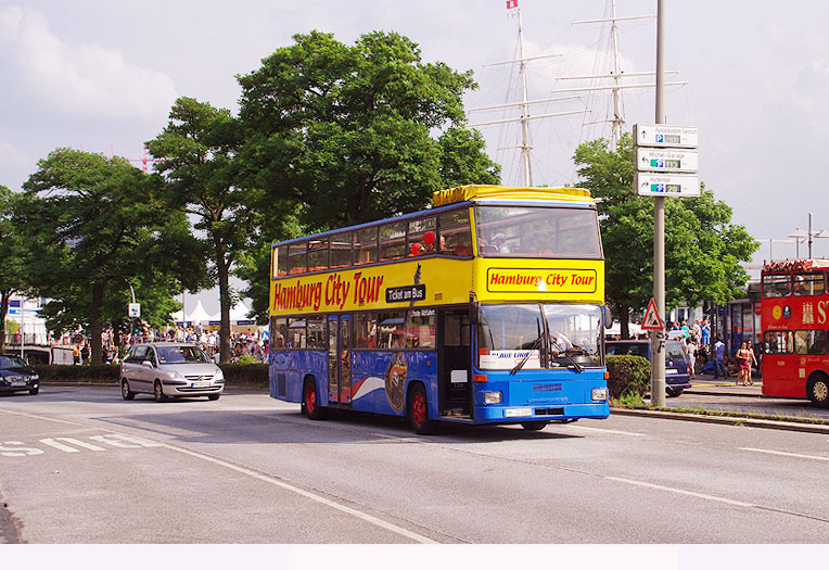 Stadtrundfahrt Bus in Hamburg an den Landungsbrücken