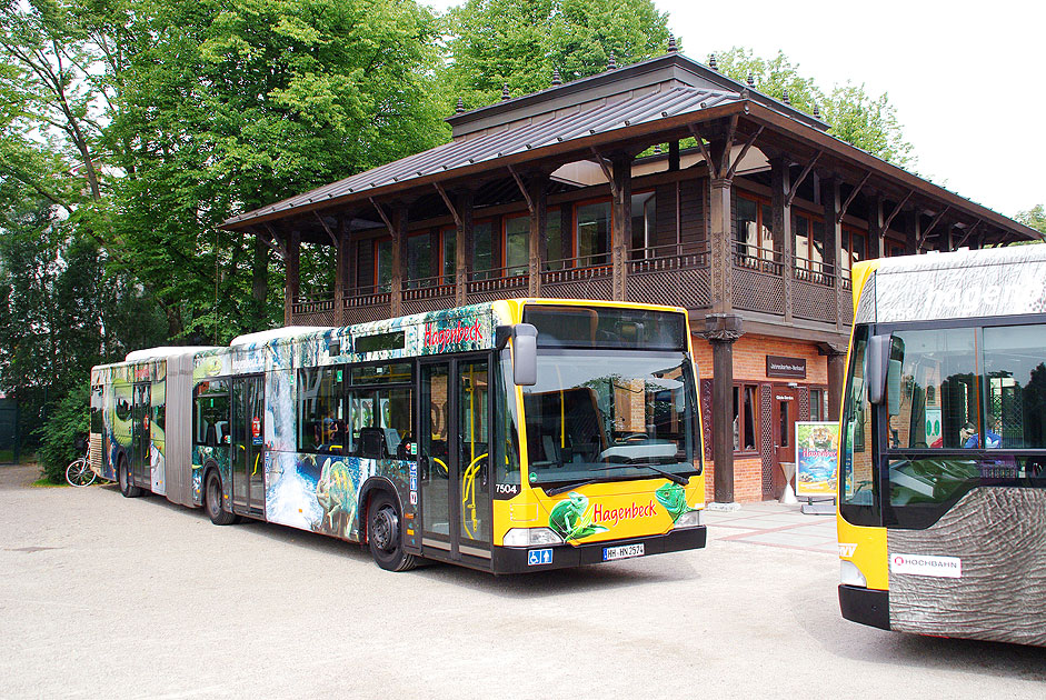 Ein Hochbahn-Bus mit Werbung für Hagenbecks Tierpark