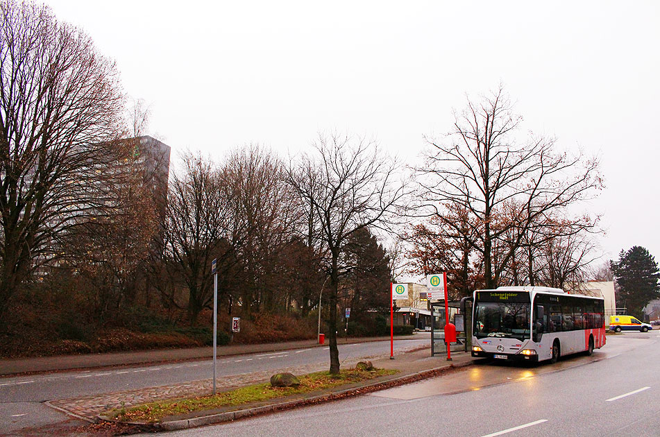 Die Haltestelle AK Altona Eingang der Buslinie 1 vormals 187 in Hamburg
